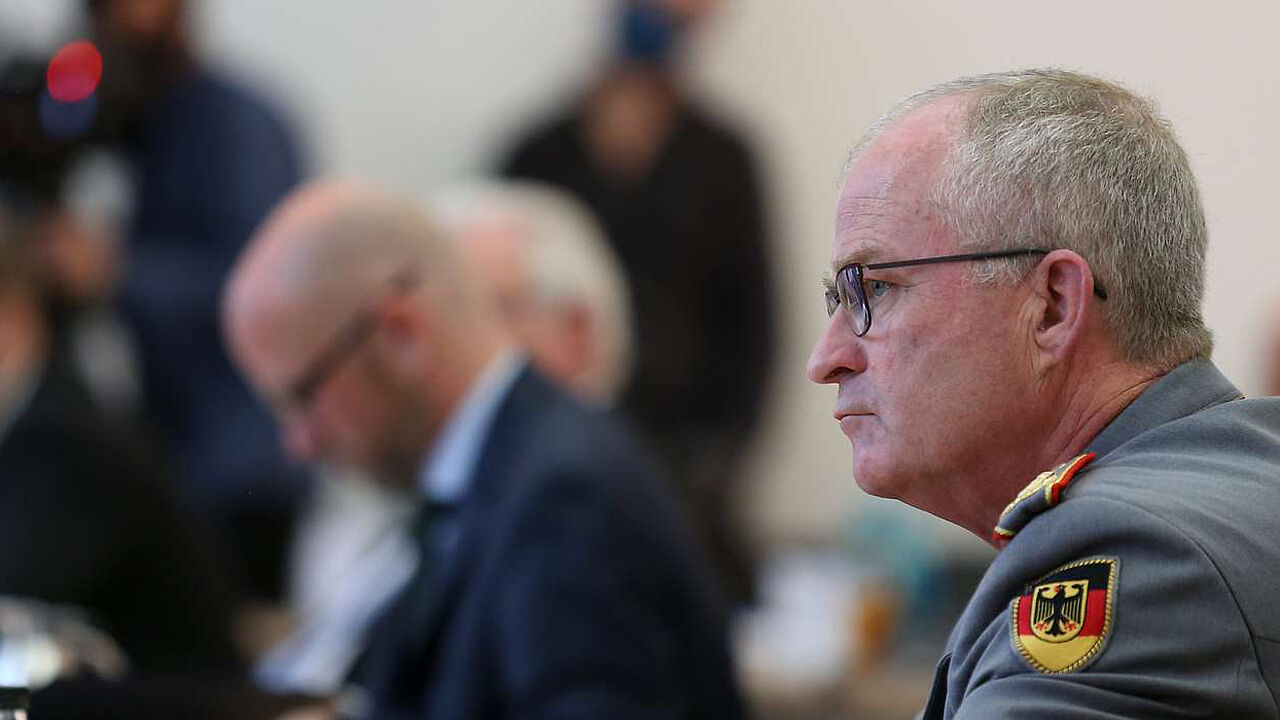 Generalinspekteur Eberhard Zorn und Staatssekretär Peter Tauber in einer Besprechung. Foto: Bundeswehr/Sebastian Wilke