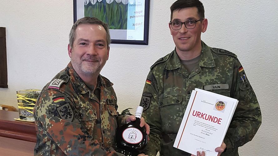 Oberstabsfeldwebel Matthias Stumpf überreicht Stabsfeldwebel Heiko Hain die Dankesurkunde des Landesvorsitzenden. Foto: DBwV/LV Süddeutschland