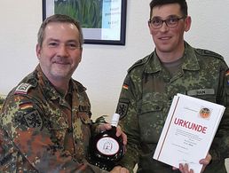 Oberstabsfeldwebel Matthias Stumpf überreicht Stabsfeldwebel Heiko Hain die Dankesurkunde des Landesvorsitzenden. Foto: DBwV/LV Süddeutschland