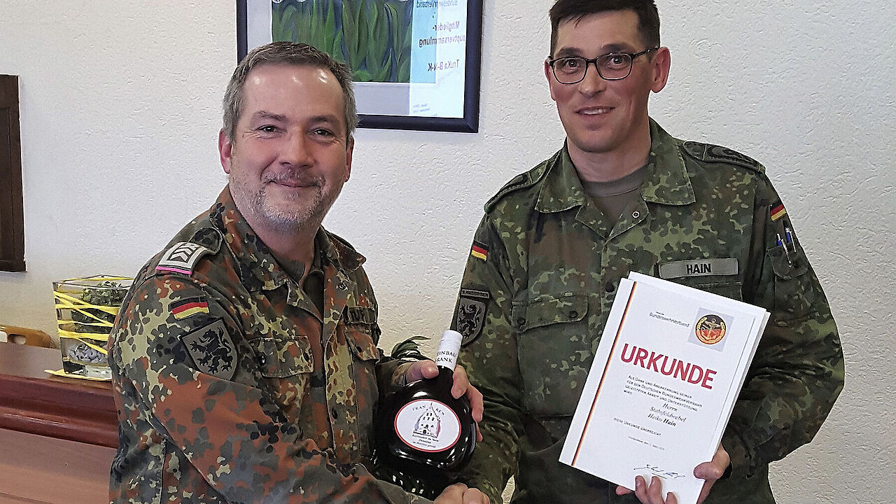 Oberstabsfeldwebel Matthias Stumpf überreicht Stabsfeldwebel Heiko Hain die Dankesurkunde des Landesvorsitzenden. Foto: DBwV/LV Süddeutschland