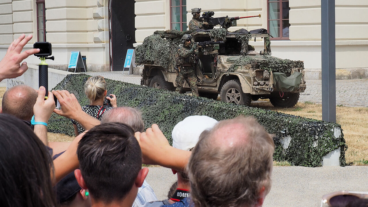 Beim Tag der Bundeswehr kann man auch das KSK live erleben, wie hier 2018 in Dresden. Archivfoto: DBwV/Gunnar Kruse