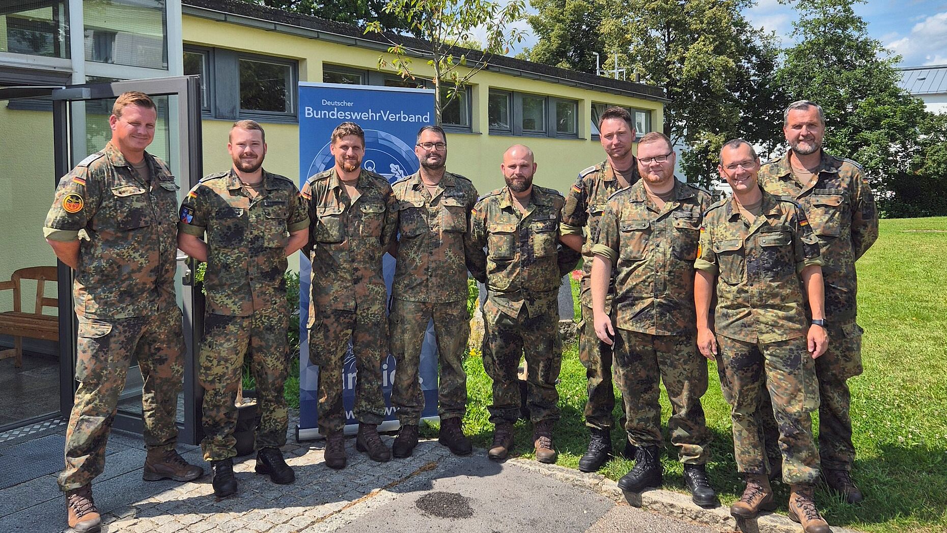 Die Vorsitzenden begrüßten sechs neue Mitglieder im DBwV, darunter die Oberstabsgefreiten Noah B. und Sebastian F., die Hauptfeldwebel Reinhold Sch. und Alexander K. sowie Unteroffizier Ronald M. und Stabsunteroffizier Patrick Sch. (beginnend 2.v.l.). Foto: StoKa Roding