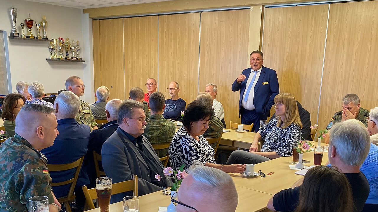 Bei der Mitgliederversammlung der KERH Donauwörth Bezirksvorsitzender Franz Jung trug zunächst zur Verbandsarbeit auf Bundes- und Landesebene vor. Foto: Johann Baars