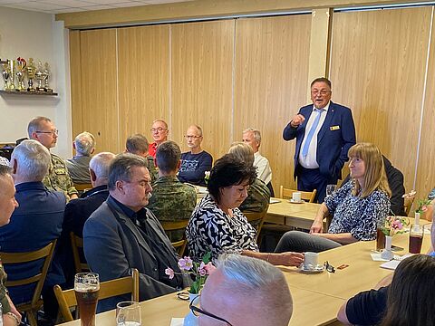 Bei der Mitgliederversammlung der KERH Donauwörth Bezirksvorsitzender Franz Jung trug zunächst zur Verbandsarbeit auf Bundes- und Landesebene vor. Foto: Johann Baars