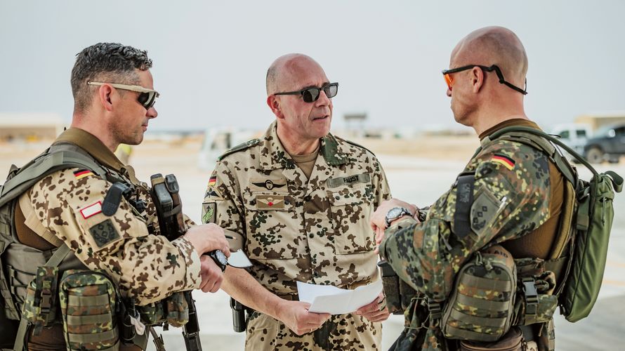 Brücke zur Heimat: Die DBwV-Ansprechpartner im Auslandseinsatz. Foto: Bundeswehr/ Jana Neumann