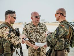 Brücke zur Heimat: Die DBwV-Ansprechpartner im Auslandseinsatz. Foto: Bundeswehr/ Jana Neumann