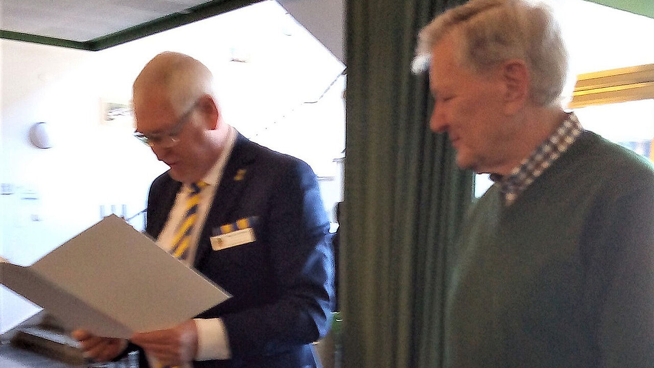 Übergabe der Verdienstnadel an Hauptmann a. D. Klaus Hödtke. Foto: DBwV/Intemann