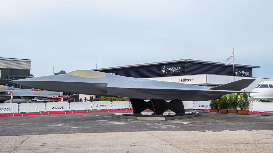 Ein Modell des Future Air Combat System (FCAS) wurde 2019 in Paris vorgestellt. Doch das geplante Kampfflugzeug der 6. Generation ist nur ein Bestandteil des gesamten Systems, zu dem auch bewaffnete Drohnen gehören. Foto: Airbus