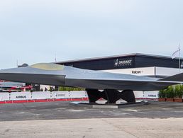 Ein Modell des Future Air Combat System (FCAS) wurde 2019 in Paris vorgestellt. Doch das geplante Kampfflugzeug der 6. Generation ist nur ein Bestandteil des gesamten Systems, zu dem auch bewaffnete Drohnen gehören. Foto: Airbus