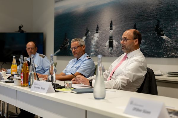 Der Vorstand Luftwaffe mit dem Vorsitzenden, Hauptmann a.D. Michael Scholz (r.), seinem Stellvertreter Oberstabsfeldwebel Heiko Stotz (l.) und dem Vorsitzenden des Fachbereichs Besoldung, Haushalt und Laufbahnrecht, Oberstleutnant i.G. Dr. Detlef Buch. Foto: DBwV/Yann Bombeke