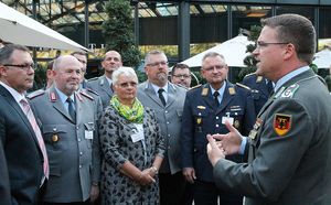 Im Gespräch: Bundesvorsitzender André Wüstner (r.) traf sich im Zuge der Tagung mit DBwV-Mitgliedern, um ihnen für ihre Arbeit zu danken. Foto: DBwV/Hahn