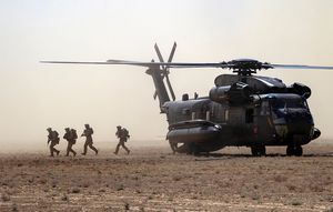 Bundeswehrsoldaten und ein Transporthubschrauber CH-53 während einer Übung im Rahmen der Mission Resolute Support. Für Afghanistan fehlen gemeinsame richtungsweisende Nato-Entscheidungen zum weiteren Weg. Foto: Bundeswehr/Bienert