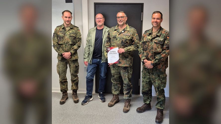 Nach der Auszeichnung des Schriftführers der StoKa: TruKa-Vorsitzender Hauptmann Martin Springfeld (von links), Bezirksvorsitzender Oliver Hartmann, Stabsfeldwebel Sven Hartung, StoKa-Vorsitzender Hauptmann Bernd Link. Foto: DBwV/Roland Stengl