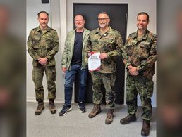 Nach der Auszeichnung des Schriftführers der StoKa: TruKa-Vorsitzender Hauptmann Martin Springfeld (von links), Bezirksvorsitzender Oliver Hartmann, Stabsfeldwebel Sven Hartung, StoKa-Vorsitzender Hauptmann Bernd Link. Foto: DBwV/Roland Stengl