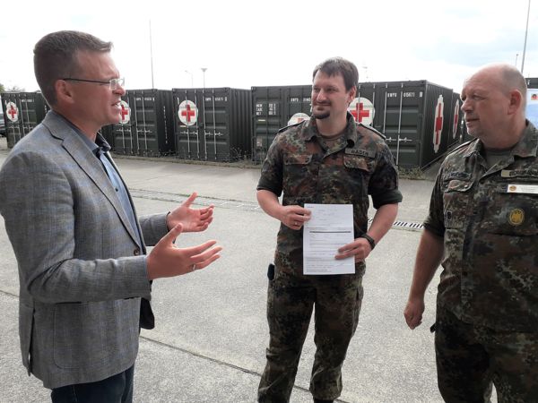 Eignungsübender Oberstleutnant Nico Raden (M.) im Gespräch mit Oberstleutnant André Wüstner (l.) und dem Standortbeauftragten Stabsfeldwebel a.D. Ralf Bergmann. Foto: DBwV/Gerald Arleth 