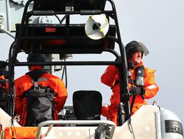 Boris Pistorius (r.) wurde mit einem Speedboot zur Fregatte "Hessen" gebracht. Foto: picture alliance/dpa | Christian Charisius