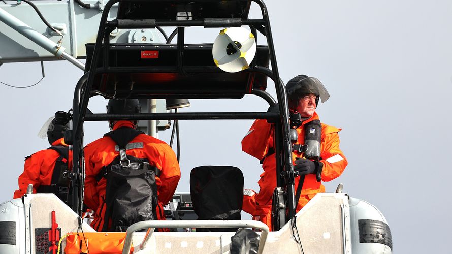 Boris Pistorius (r.) wurde mit einem Speedboot zur Fregatte "Hessen" gebracht. Foto: picture alliance/dpa | Christian Charisius