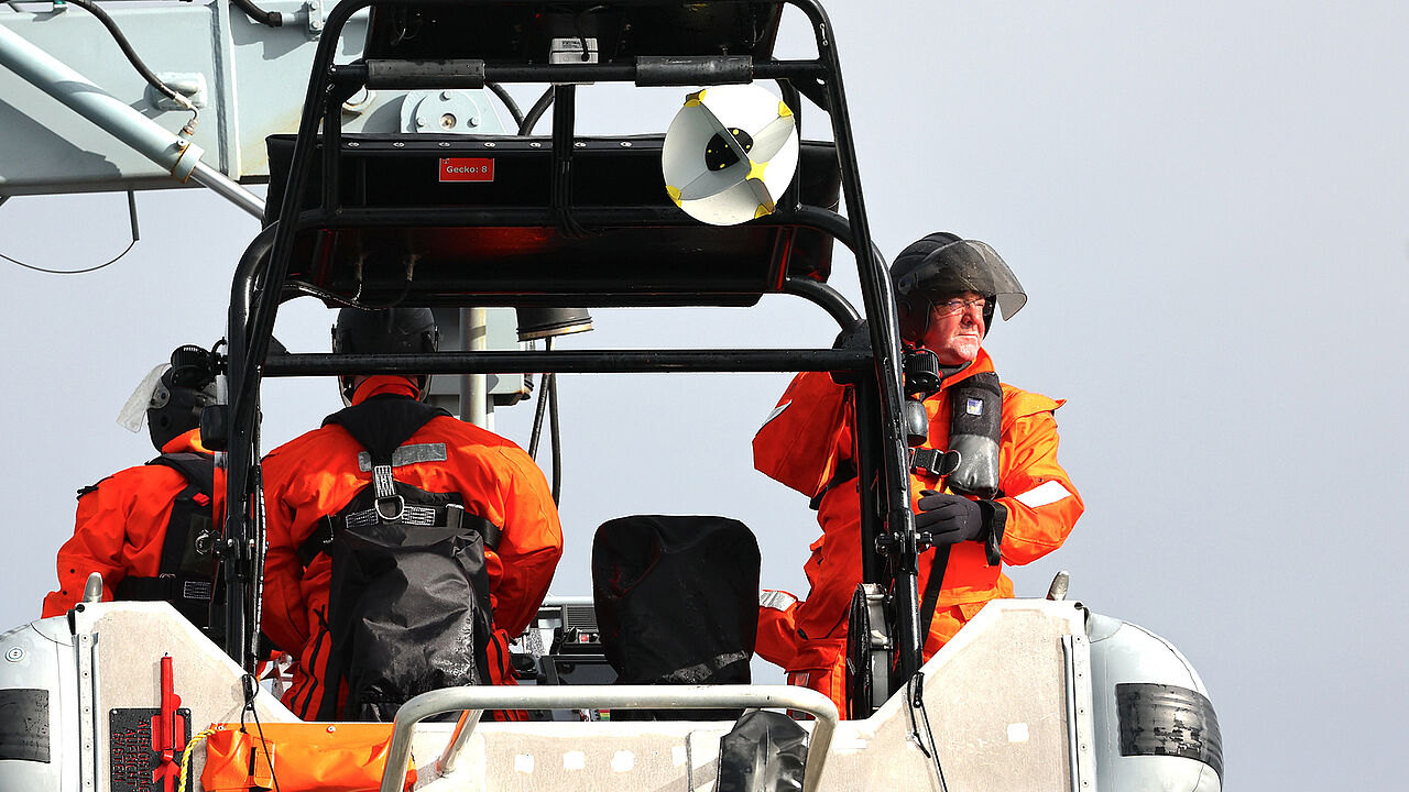 Boris Pistorius (r.) wurde mit einem Speedboot zur Fregatte "Hessen" gebracht. Foto: picture alliance/dpa | Christian Charisius