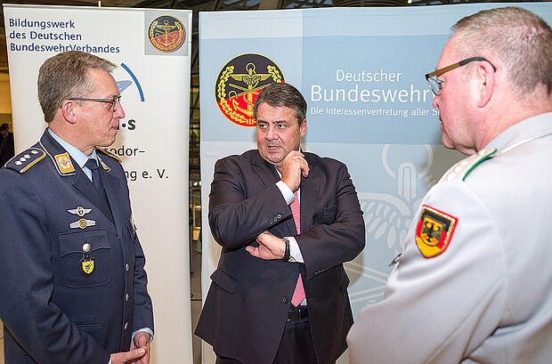 Vizekanzler Sigmar Gabriel (M.) im Gespräch mit Andreas Steinmetz (l.) und Uwe Köpsel. Foto: DBwV/Bombeke