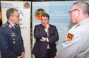 Vizekanzler Sigmar Gabriel (M.) im Gespräch mit Andreas Steinmetz (l.) und Uwe Köpsel. Foto: DBwV/Bombeke