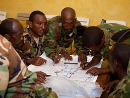 Somalische Soldaten bei der Kartenausbildung. Deutschland wird sein Engagement vor Ort wohl aufgeben Foto: Bundeswehr/Marc Tessensohn