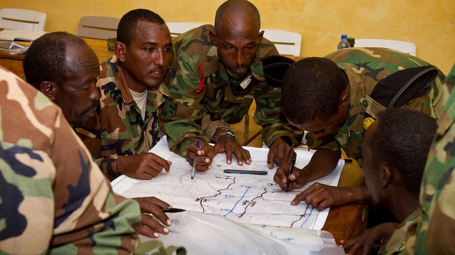 Somalische Soldaten bei der Kartenausbildung. Deutschland wird sein Engagement vor Ort wohl aufgeben Foto: Bundeswehr/Marc Tessensohn