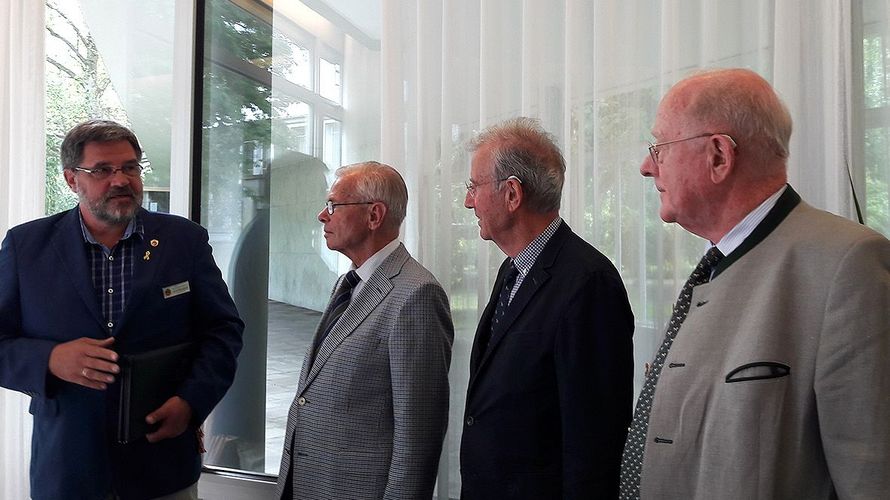 ERH-West Vorsitzender Ernst Wendland ehrt Jubilare. (v.l.:) Oberst a.D. Ernst-August Frede, Oberst a.D. Dr. Michael Vollert, Oberst a.D. Joseph von Radowitz (Foto: LV West/DBwV)