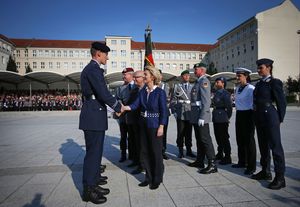 Verteidigungsministerin Ursula von der Leyen, Ehrengast Pater Klaus Mertes und Generalinspekteur der Bundeswehr, General Eberhard Zorn, beglückwünschen Rekrutinnen und Rekruten nach dem Ablegen des Gelöbnisses Foto: Bundeswehr/Sebastian Wilke