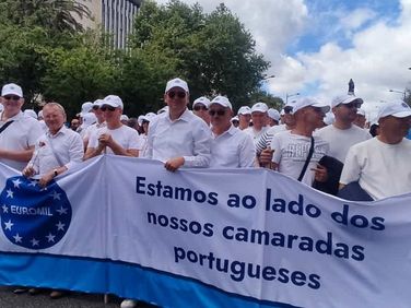 Die EUROMIL-Mitglieder versammelten sich hinter dem Banner „Wir stehen an der Seite unserer portugiesischen Kameraden“ für das Jubiläum zur Nelkenrevolution. Foto: DBwV/Anja Silbe