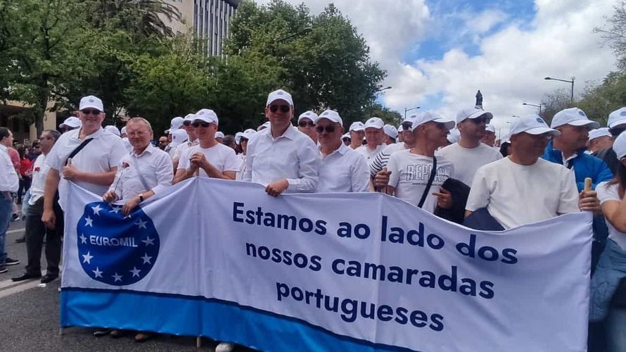 Die EUROMIL-Mitglieder versammelten sich hinter dem Banner „Wir stehen an der Seite unserer portugiesischen Kameraden“ für das Jubiläum zur Nelkenrevolution. Foto: DBwV/Anja Silbe