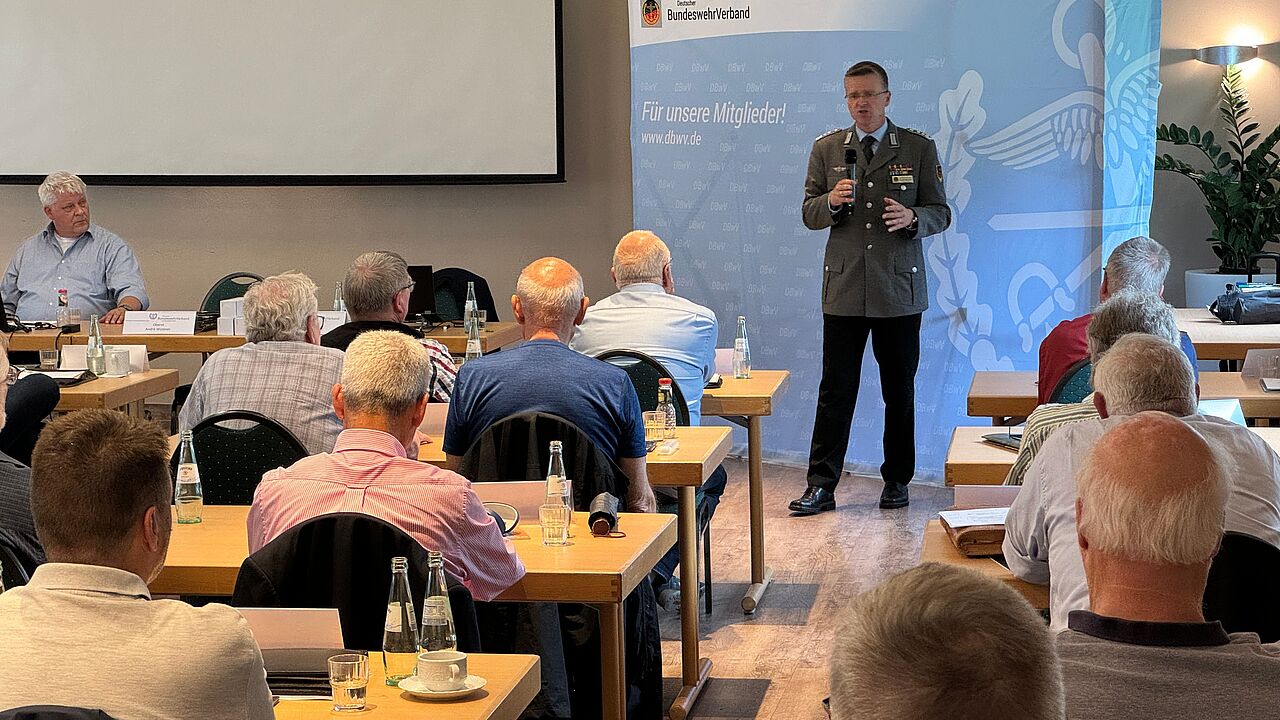 „Unverhofft kommt öfter, als man denkt!" Der kurzfristige Besuch unseres Bundesvorsitzenden bei der ERH-Tagung ist eine Wertschätzung der Arbeit, die in den Kameradschaften geleistet wird“ freut sich Oberstabsfeldwebel a.D. Rudolf Schmelzer, Vorsitzender ERH in Landesvorstand West. Foto: Carsten Pfenning