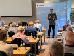 „Unverhofft kommt öfter, als man denkt!" Der kurzfristige Besuch unseres Bundesvorsitzenden bei der ERH-Tagung ist eine Wertschätzung der Arbeit, die in den Kameradschaften geleistet wird“ freut sich Oberstabsfeldwebel a.D. Rudolf Schmelzer, Vorsitzender ERH in Landesvorstand West. Foto: Carsten Pfenning