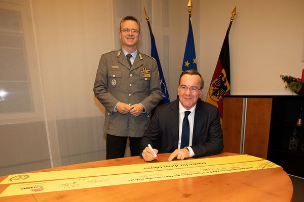 Im BMVg unterzeichnete Verteidigungsminister Boris Pistorius das Gelbe Band im Beisein des Bundesvorsitzenden, Oberst André Wüstner. Foto: BMVg/Uwe Grauwinkel