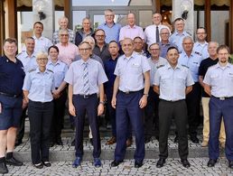 Bezirksvorsitzender Matthias Schneider (vorn 4.v.l.) und Landesvorsitzender Gerhard Stärk (vorn 3.v.l.) mit den Teilnehmern der Tagung. Foto: DBwV