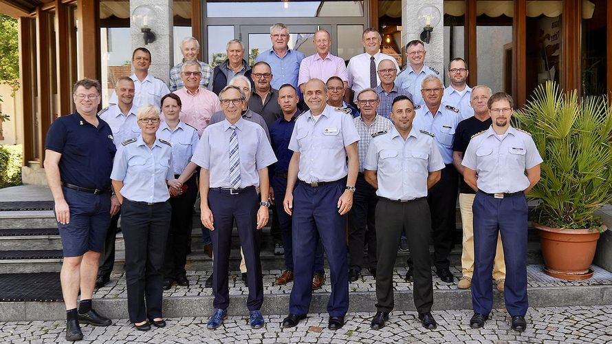 Bezirksvorsitzender Matthias Schneider (vorn 4.v.l.) und Landesvorsitzender Gerhard Stärk (vorn 3.v.l.) mit den Teilnehmern der Tagung. Foto: DBwV