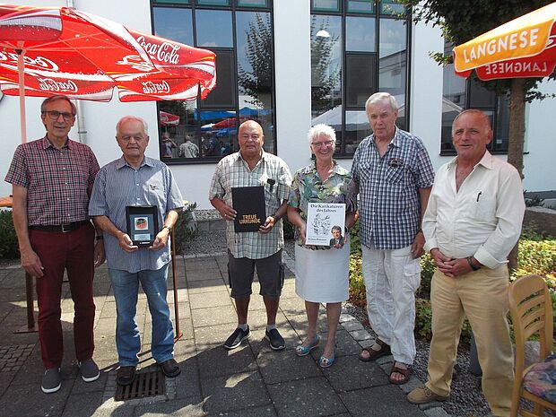 Gerhard Stärk mit den Geehrten Richard Wolf, Klaus Rodenstein, Hannelore und Klaus Mößner sowie Heinz Simon (v.l.) Foto: DBwV / Ralf Werner