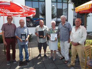 Gerhard Stärk mit den Geehrten Richard Wolf, Klaus Rodenstein, Hannelore und Klaus Mößner sowie Heinz Simon (v.l.) Foto: DBwV / Ralf Werner