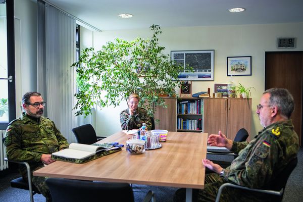 Generaloberstabsarzt Dr. Ulrich Baumgärtner (r.) im Gespräch mit dem Vorstand Sanitätsdienst im DBwV, Oberstabsfeldwebel Stefan Sprengers und Hauptmann Petra Böhm. Foto: Bundeswehr/Laymann