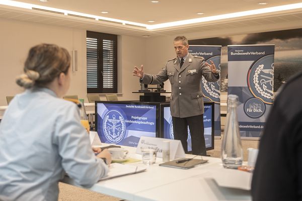 Oberstabsfelwebel Sascha Altenhofen führte durch die Tagung. Foto: DBwV/Sarina Flachsmeier