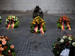 Kränze zum Gedenken an die Opfer von Krieg und Gewaltherrschaft in der Neuen Wache in Berlin vor der Pieta, einer Skulptur von Käthe Kollwitz. Archivfoto: Klaus-Dietmar Gabbert/dpa 