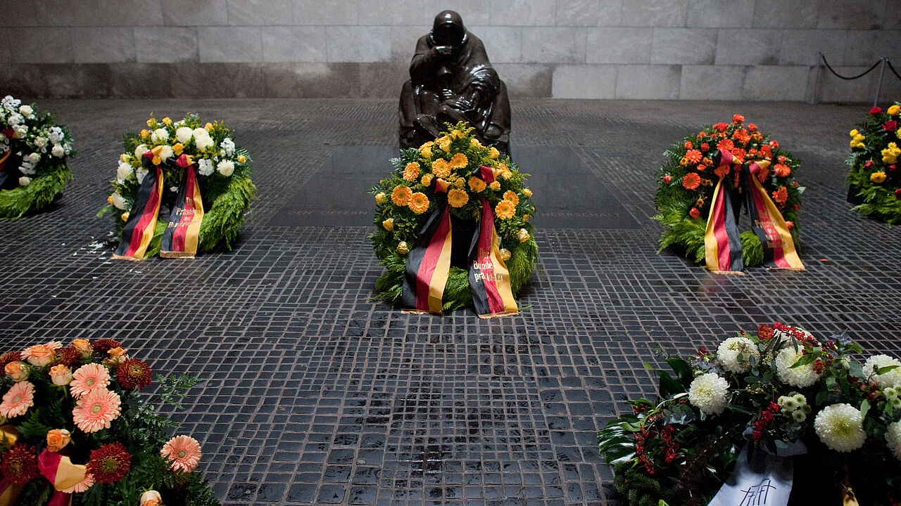 Kränze zum Gedenken an die Opfer von Krieg und Gewaltherrschaft in der Neuen Wache in Berlin vor der Pieta, einer Skulptur von Käthe Kollwitz. Archivfoto: Klaus-Dietmar Gabbert/dpa 