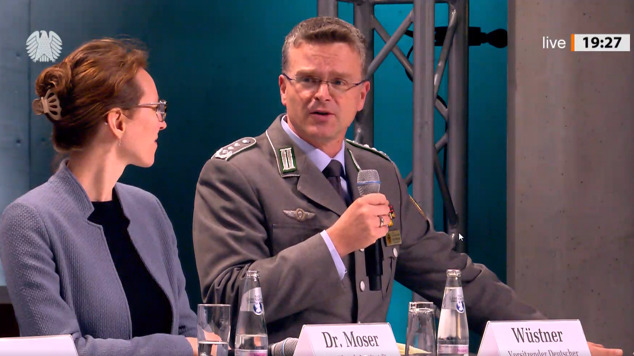 Oberst André Wüstner beschrieb bei der Diskussionsrunde im Paul-Löbe-Haus die wichtige Arbeit der Enquete-Kommission zu Afghanistan. Foto: Screenshot