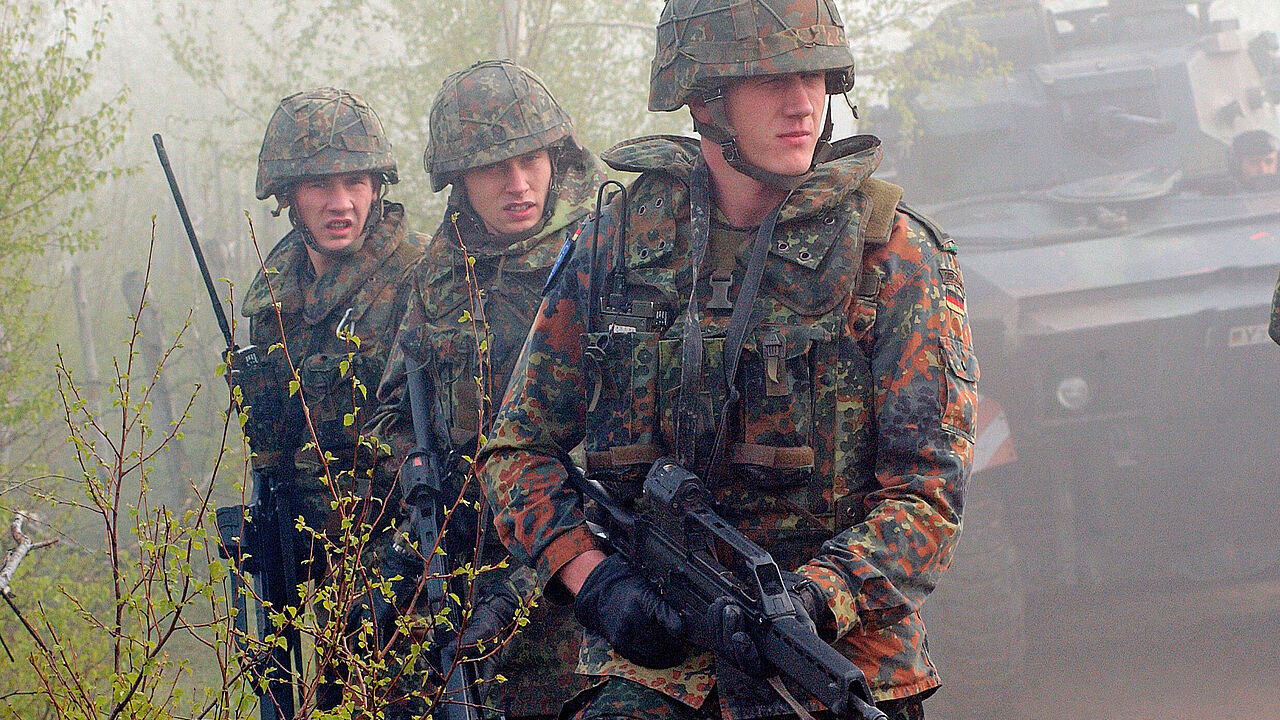 Soldaten der Bundeswehr im Einsatz 2002 in Bosnien. Nach der Wiedervereinigung Deutschlands wandelte sich die Truppe zur Einsatzarmee. Foto: Picture Alliance