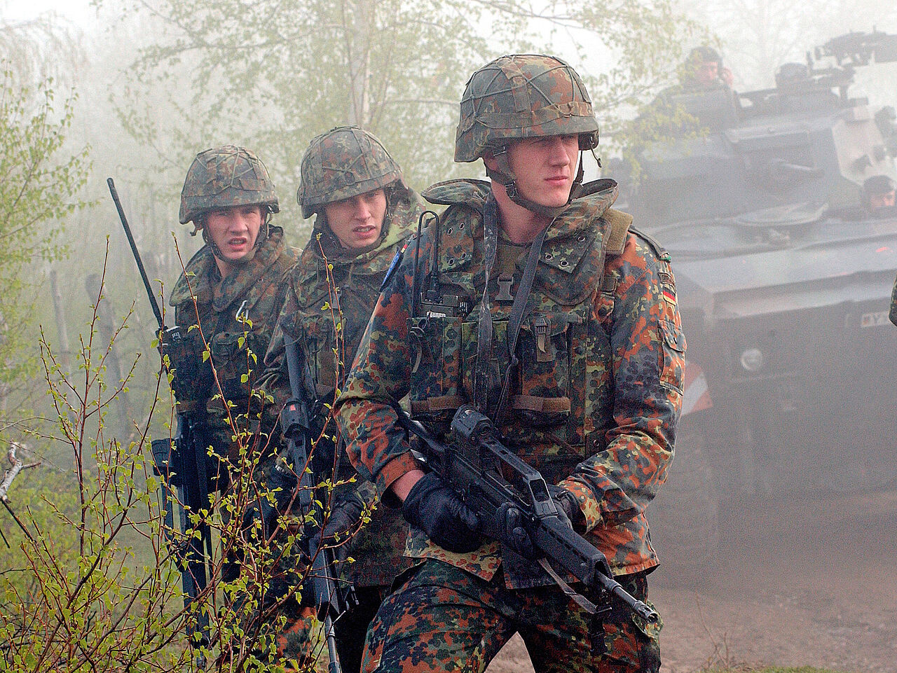 Soldaten der Bundeswehr im Einsatz 2002 in Bosnien. Nach der Wiedervereinigung Deutschlands wandelte sich die Truppe zur Einsatzarmee. Foto: Picture Alliance