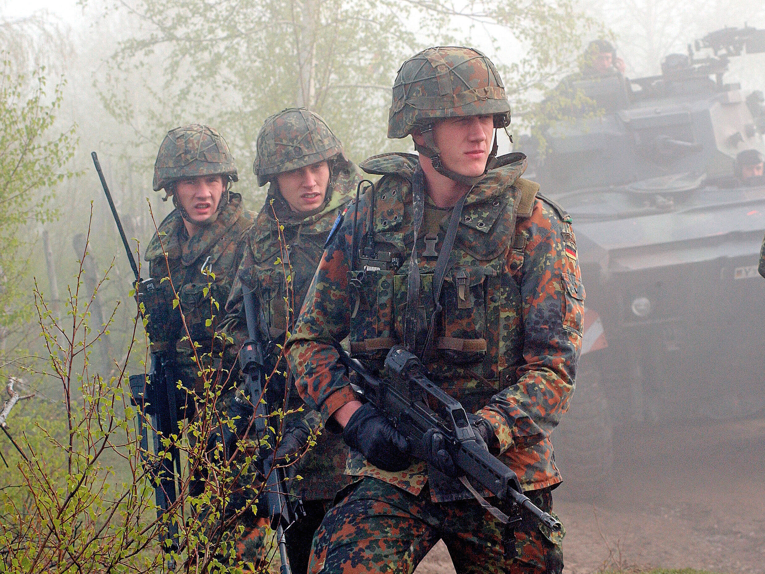 Soldaten der Bundeswehr im Einsatz 2002 in Bosnien. Nach der Wiedervereinigung Deutschlands wandelte sich die Truppe zur Einsatzarmee. Foto: Picture Alliance
