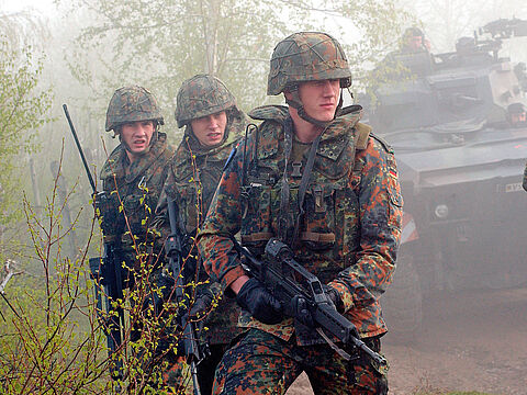 Soldaten der Bundeswehr im Einsatz 2002 in Bosnien. Nach der Wiedervereinigung Deutschlands wandelte sich die Truppe zur Einsatzarmee. Foto: Picture Alliance