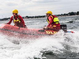 Der Zentrale Wasserrettungsdienst Küste (ZWRD-K) braucht dringend Rettungsschwimmerinnen und Rettungsschwimmer an der Küste. Foto: DLRG