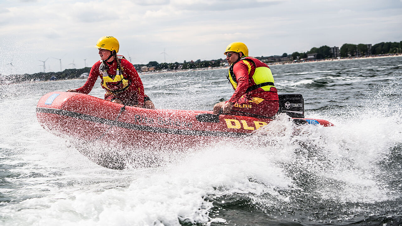 Der Zentrale Wasserrettungsdienst Küste (ZWRD-K) braucht dringend Rettungsschwimmerinnen und Rettungsschwimmer an der Küste. Foto: DLRG