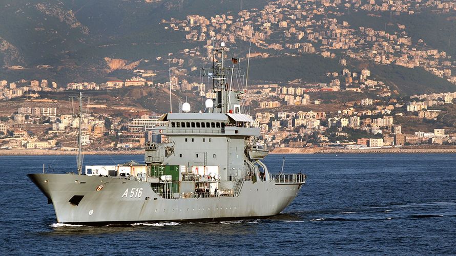 Bereits 2007 war der Tender "Donau" im UNIFIL-Einsatz vor der Küste des Libanon unterwegs. Nun mus das 1994 in Dienst gestellte Schiff zur Instandsetzung in die Werft. Foto: Bundeswehr/Fischer