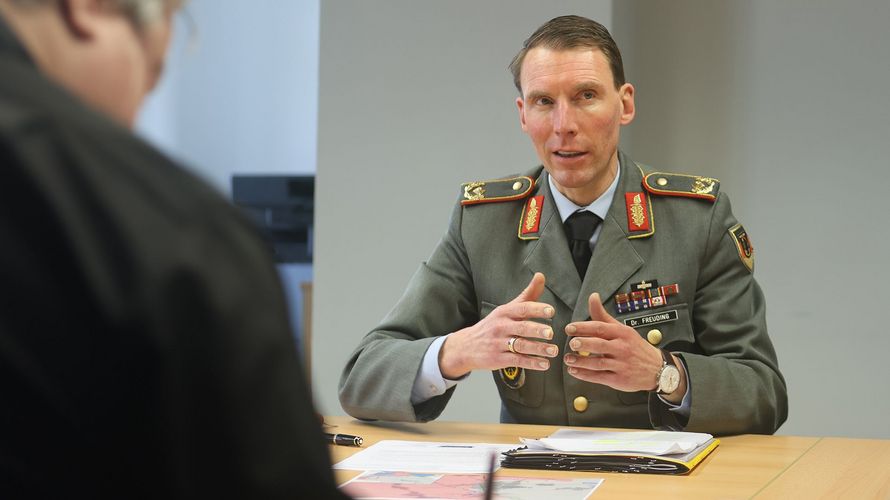 General Freuding im Interview mit dem Deutschen BundeswehrVerband. Foto: DbwV/Christian Höb